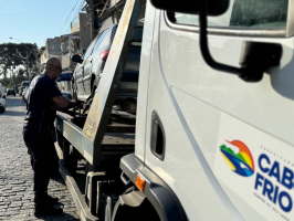 Fiscalização remove veículos abandonados e avança por bairros de Cabo Frio
