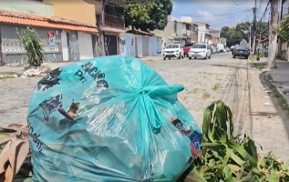 Voluntários retiram 33 kg de lixo de praia em Maricá