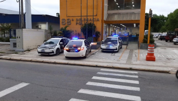 Carro roubado é localizado em ferro-velho clandestino em Barra do Piraí