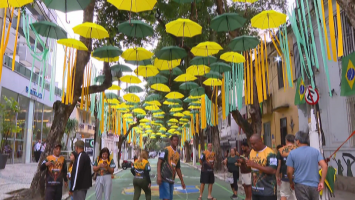 Rua conhecida por decoração para a Copa do Mundo se prepara para estreia da seleção brasileira