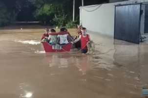 VÍDEO: Moradores são resgatados por barco após fortes chuvas no RJ