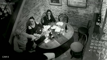 Discussão, cadeira arremessada, soco, garrafada: a cronologia da briga de Ed Motta e amigos com outros clientes do restaurante Grado