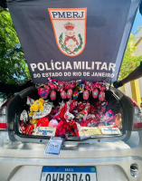 Dois suspeitos são presos com drogas e rádios transmissores em Maricá