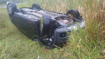 Motorista fica ferido após carro capotar na BR-393, em Vassouras