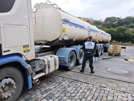 Descarga irregular de 45 mil litros de diesel é apreendida às margens da BR-393, em Sapucaia