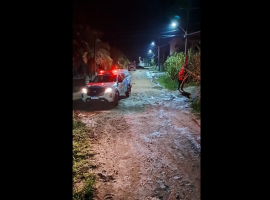 Chuva forte faz asfalto ceder e causa transtornos em Saquarema