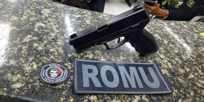 Homem ameaça banhistas com arma falsa na Praia do Forte, em Cabo Frio