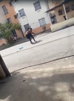 VÍDEO: Suspeito entra em luta corporal com policial, tenta tomar fuzil e dispara 5 vezes 