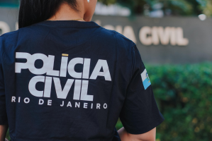 Homem é preso e adolescente apreendido por envolvimento com tráfico de drogas em Volta Redonda 