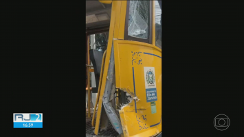 Ônibus bate em bonde em Santa Teresa
