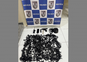 Adolescente é apreendido com pistola e mil papelotes de crack em Saquarema