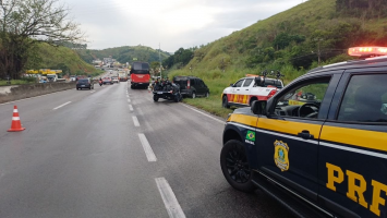 Queda de carga de granito provoca acidentes e interdita a Via Dutra, em Barra Mansa