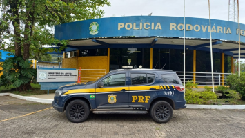 Três pessoas são detidas e dois carros clonados são apreendidos na Via Dutra