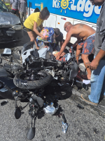 Carro invade contramão, atinge duas motos e deixa 5 feridos em Saquarema