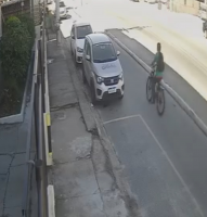 Ciclista é atingido por moto ao tentar atravessar via em São Pedro da Aldeia; VÍDEO