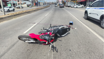 Motocicleta invade calçada e quase atinge pedestre em Natividade; VÍDEO