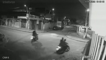VÍDEO: criminosos de moto atiram em vítimas durante tentativa de assalto; rapaz está com bala alojada na coluna, diz família