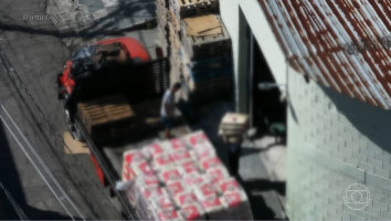 Monopólio do crime: tráfico e milícia controlam até quem fornece comida para mercados e padarias no Rio