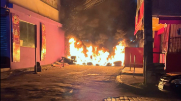 Operação na Maré contra o TCP tenta prender 56 pessoas por roubo e outros crimes; há tiroteio e barricadas em chamas