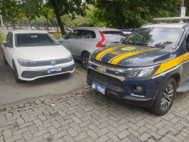 PRF recupera carro de locadora e R$ 10 mil na Via Dutra, em Resende