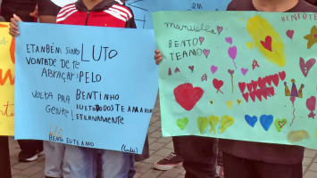 Amigos de menino morto por bala perdida na Pavuna fazem homenagem