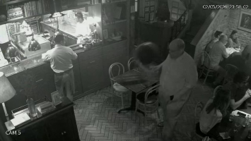 Vídeos mostram Ed Motta jogando cadeira e princípio de confusão em restaurante no Rio