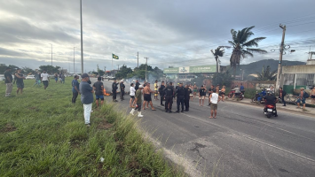 Moradores interditam RJ-140 e queimam pneus em protesto após chuvas em São Pedro da Aldeia