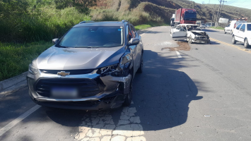 Acidente envolvendo quatro carros deixa pelo menos seis feridos na Rodovia dos Metalúrgicos, em Volta Redonda