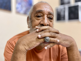 Da infância à internação psiquiátrica: idoso de 82 anos lança livro com poemas escritos por décadas no Rio 