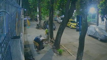 Mulher 'engolida' por bueiro: vídeo mostra dupla deixando tampa mal fechada horas antes de acidente