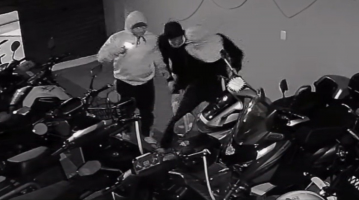 Vídeo mostra grupo criminoso furtando motos elétricas em loja de Rio das Ostras