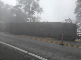 Carreta tomba na BR-116, na Rio-Teresópolis, e causa interdição parcial em feriado de Corpus Christi