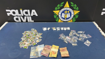 Jovem é preso e adolescente apreendido com drogas em Angra dos Reis