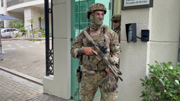 Castro estava com a mulher e filhos quando a PF chegou e abriu a porta para os agentes; celular e tablet foram apreendidos