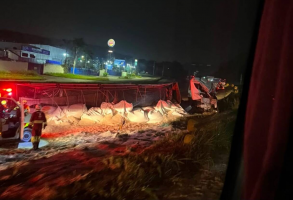Paraguaios ficam feridos após carreta de arroz tombar e interditar a Via Dutra, em Barra Mansa