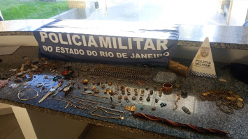 Dupla é presa com dezenas de joias roubadas em abordagem na RJ-162, em Casimiro de Abreu