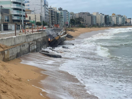 Ressaca destrói trecho de calçadão da Praia Campista, em Macaé; VÍDEO