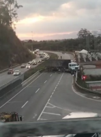 Acidente com caminhão interrompe trânsito na Dutra, em Queimados, no RJ