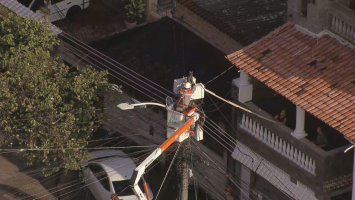 Resgate de gato em poste de energia mobiliza moradores e equipe da Light na Zona Norte do Rio