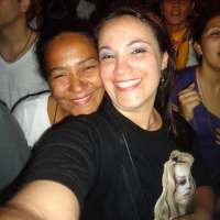 Fã de Shakira com 43 perfumes homenageia mãe em show no Rio: ‘Onde ela estiver, estará comigo’