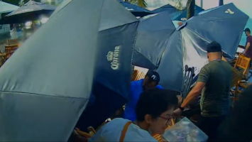Ressaca no Rio: onda atinge quiosque no Leblon e dá banho em clientes; VÍDEO