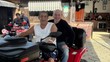 Ney Matogrosso roda por Xerém na garupa do quadriciclo de Zeca Pagodinho