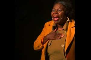 Teatro Municipal de Rio das Ostras recebe estreia da comédia 'Querida Mamãe' com duas sessões gratuitas