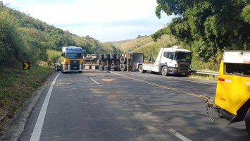 Carreta tomba e interdita pista por 18h na BR-393, em Vassouras