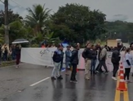 Funcionários e moradores fazem manifestação contra fechamento da emergência do Hospital de Praia Brava, em Angra dos Reis