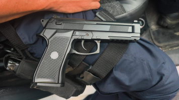 Homem é morto por policiais após ameaçar pessoas com réplica de arma em depósito de bebidas em Cabo Frio