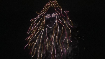 Lobo, olhos piscando e 'Te amo Brasil': Show de drones encanta público antes de apresentação de Shakira