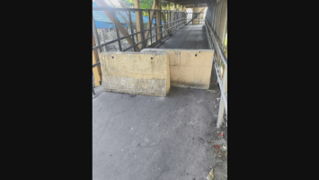 Barricadas são instaladas em passarela da Linha Amarela 