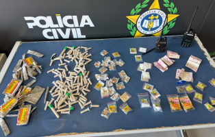 Parte de casarão centenário desaba e interdita rua no Centro de Resende