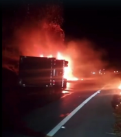 Carreta tomba, pega fogo e homem fica ferido em acidente na RJ-186, em Santo Antônio de Pádua